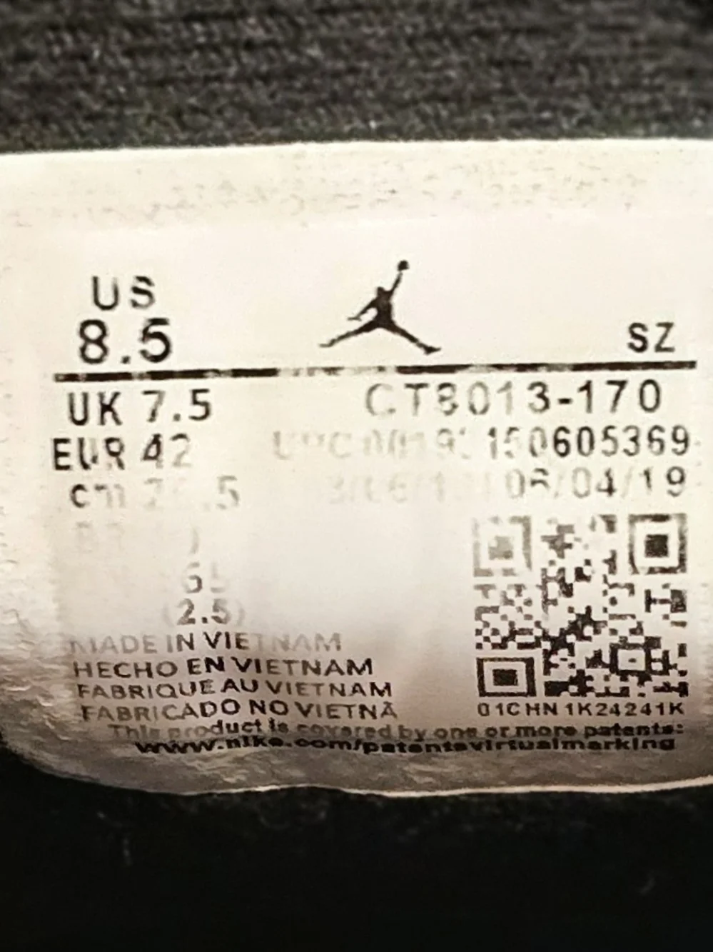 Jordan Retro High-Top Basketball Shoes - White/Black/Gold Size 8.5 Gently Used